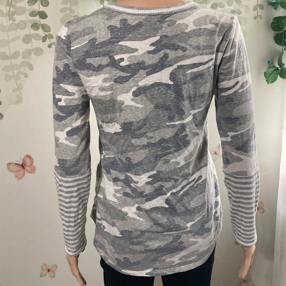 🌸 Sz S Flamingo Urban Gray Camo V-Neck Long Sleeve Top w/ Striped Cuffs - Picture 2 of 4